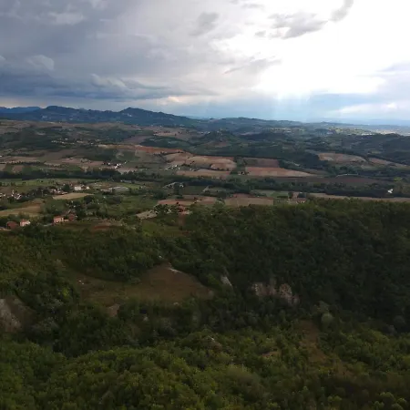 Oasi Di Mastarone - Il Vino E Le Rose Momperone